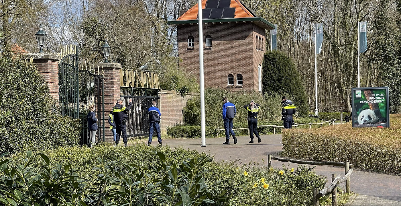 Demonstranten tegen toegangstests weggestuurd bij ingang Ouwehands Dierenpark