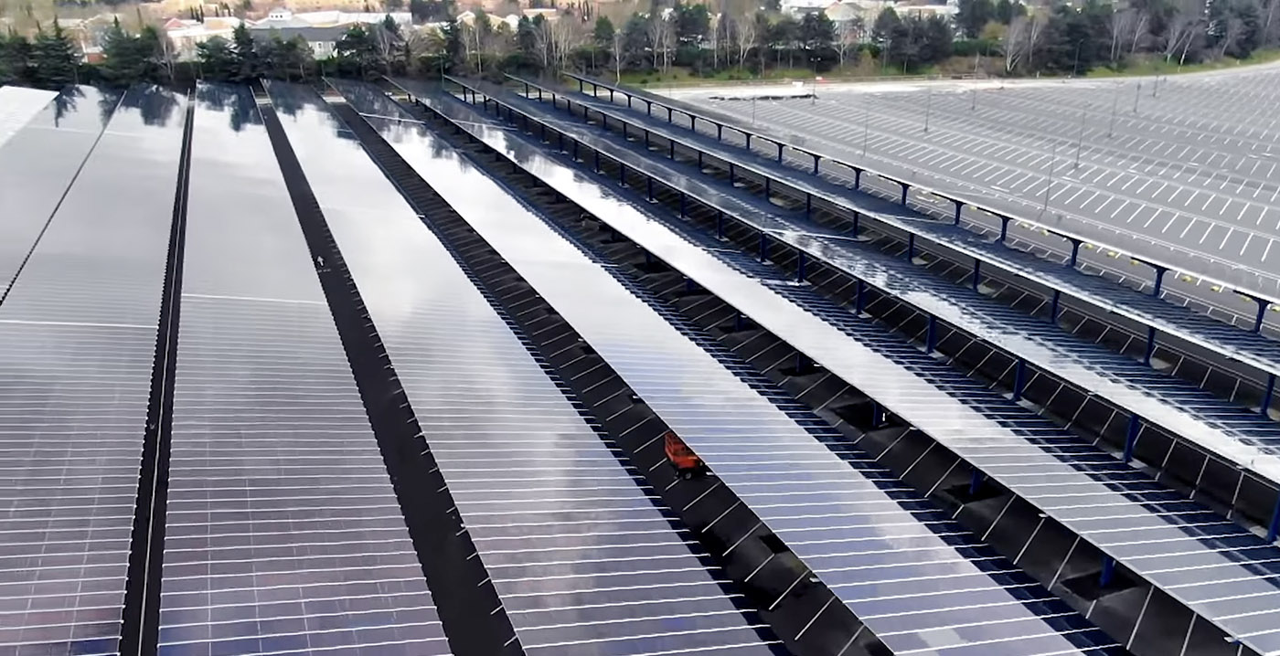 Video: duizenden zonnepanelen op parkeerplaats Disneyland Paris