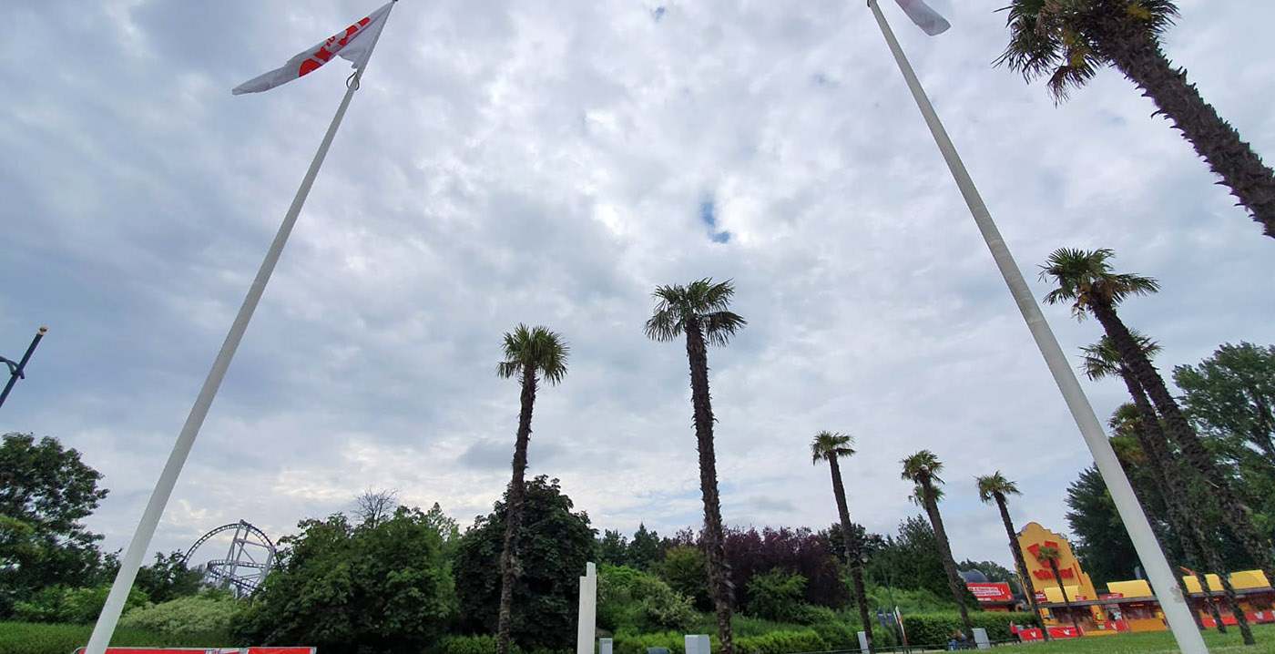 Stormschade in Walibi Holland: bomen omgewaaid, vlaggenmast geknakt