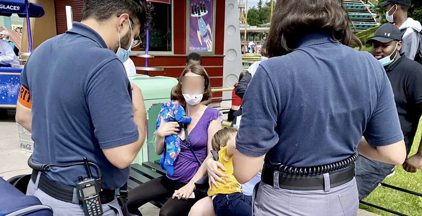 Disneyland Paris onder vuur na wegsturen van vrouw die borstvoeding geeft