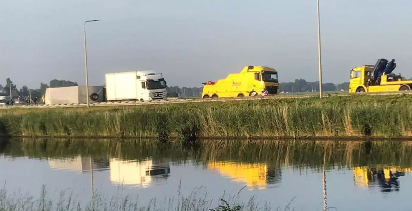 Aanhangwagen met botsauto's gekanteld op weg naar kermis