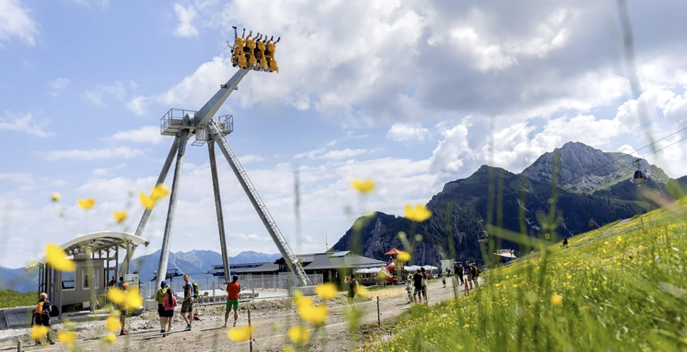 21 meter hoge reuzenschommel geopend in Oostenrijks natuurgebied