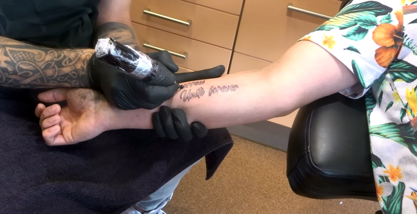 Video: superfan neemt tatoeage van Plopsaland-achtbaan The Ride to Happiness