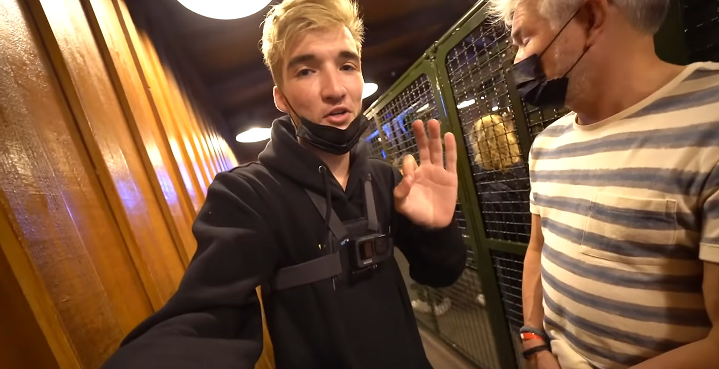 Bekende Nederlandse youtuber lapt mondkapjesregel aan zijn laars in Europa-Park