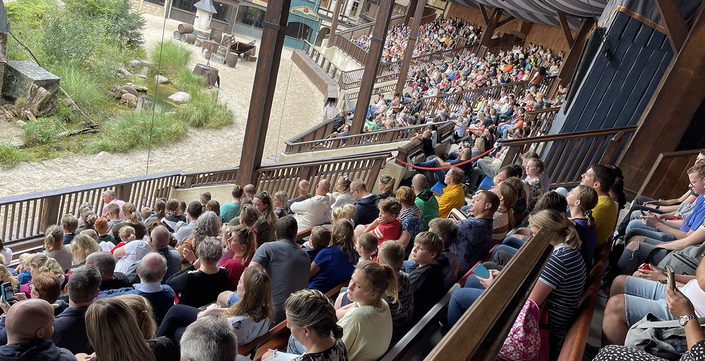 Even wennen: eindelijk weer volle wachtrijen, tribunes en karretjes in de Efteling