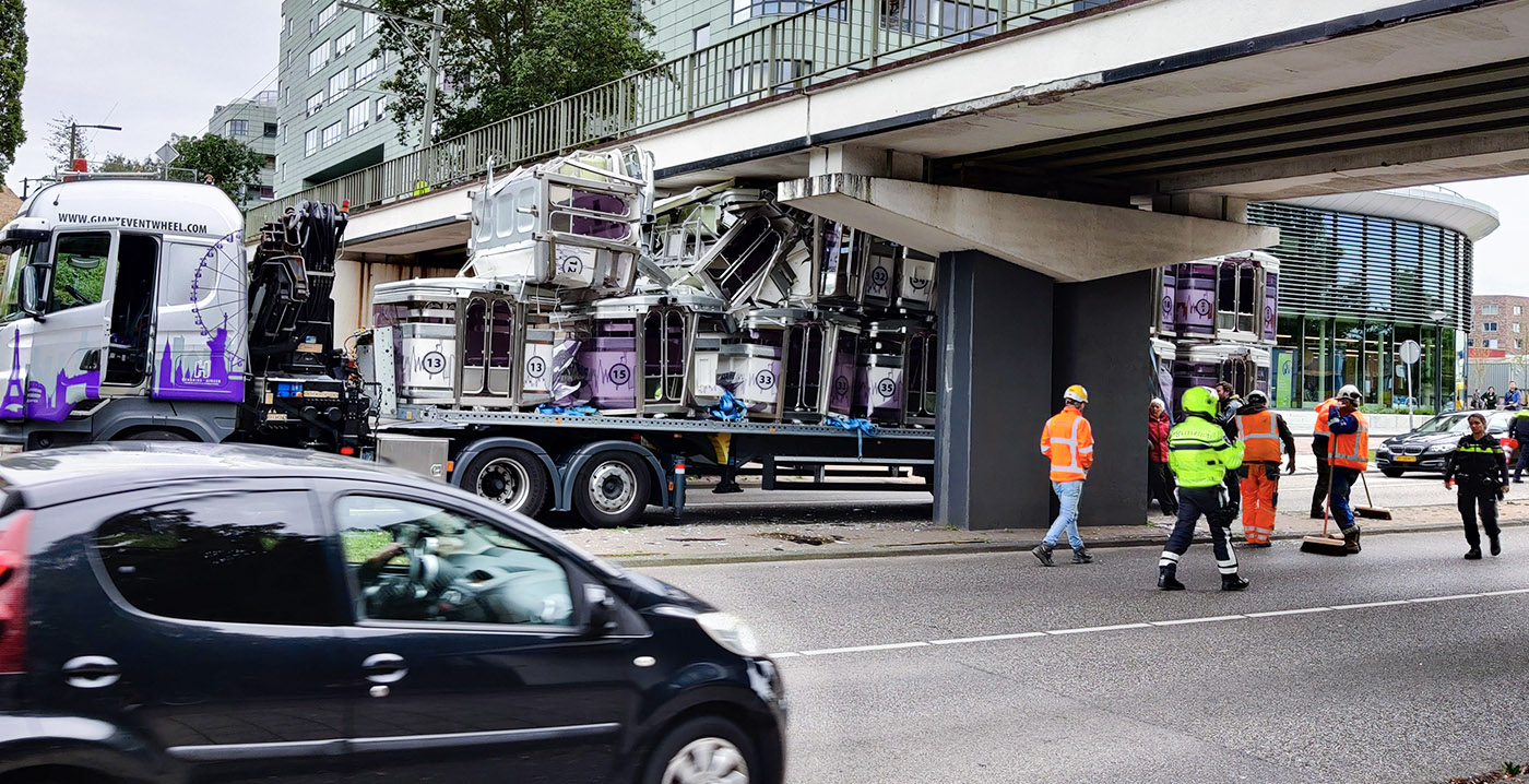 Vrachtwagen met reuzenradbakjes ramt spoorbrug: veel schade