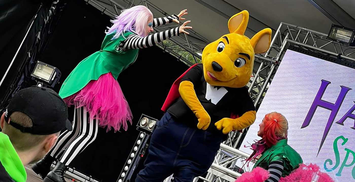 Foto's: Walibi-mascotte verkleed als vampier tijdens Halloween