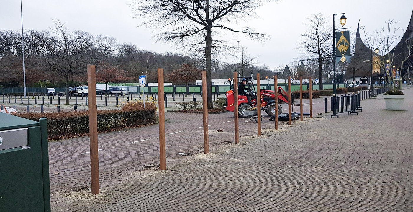 Nieuw hotel komt eraan: Efteling realiseert enorme bouwschutting op parkeerplaats