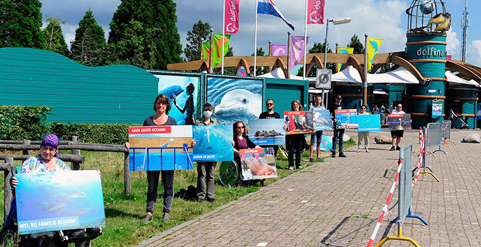 Dolfinarium heropend, dus dierenactivisten laten weer van zich horen