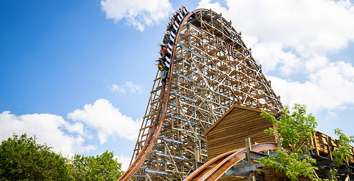 Pretparkfan viert International Rollercoaster Day met speciale achtbaantrip