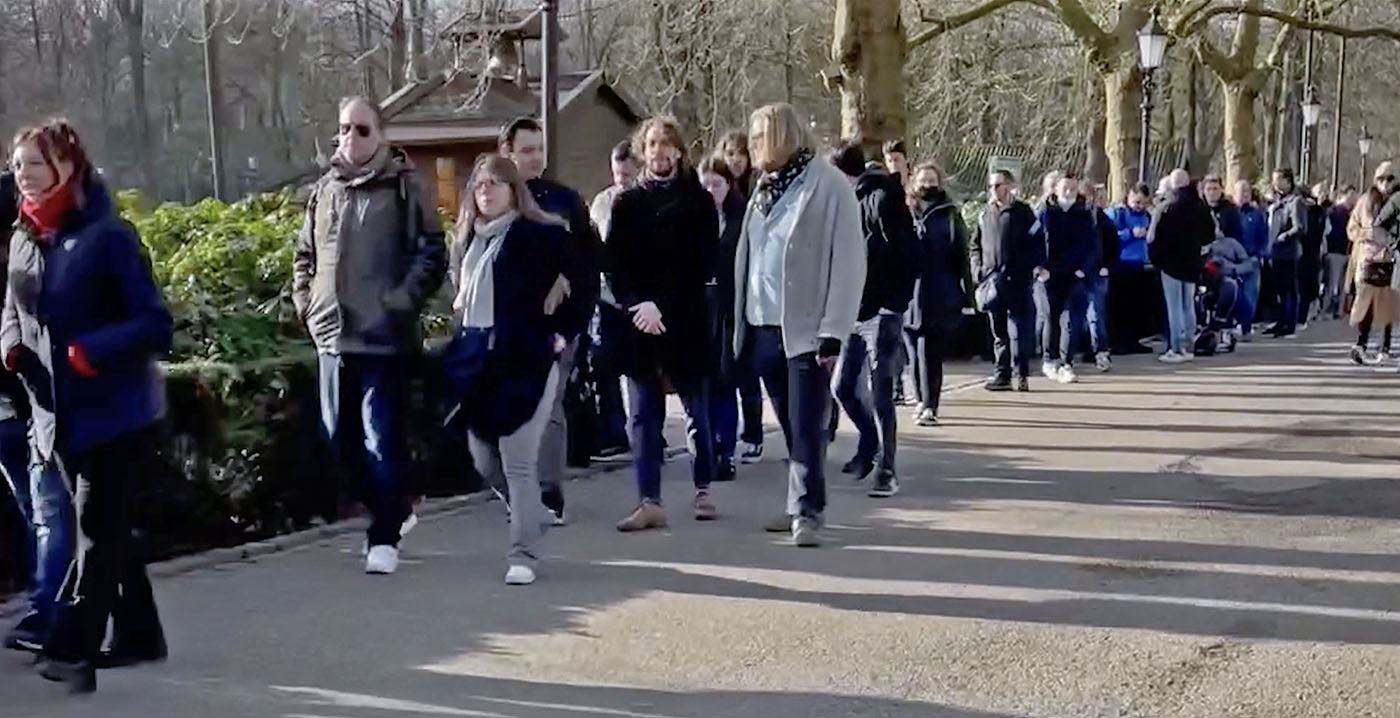 Video: Efteling-fans staan massaal in de rij voor nieuwe Sindbad-pins