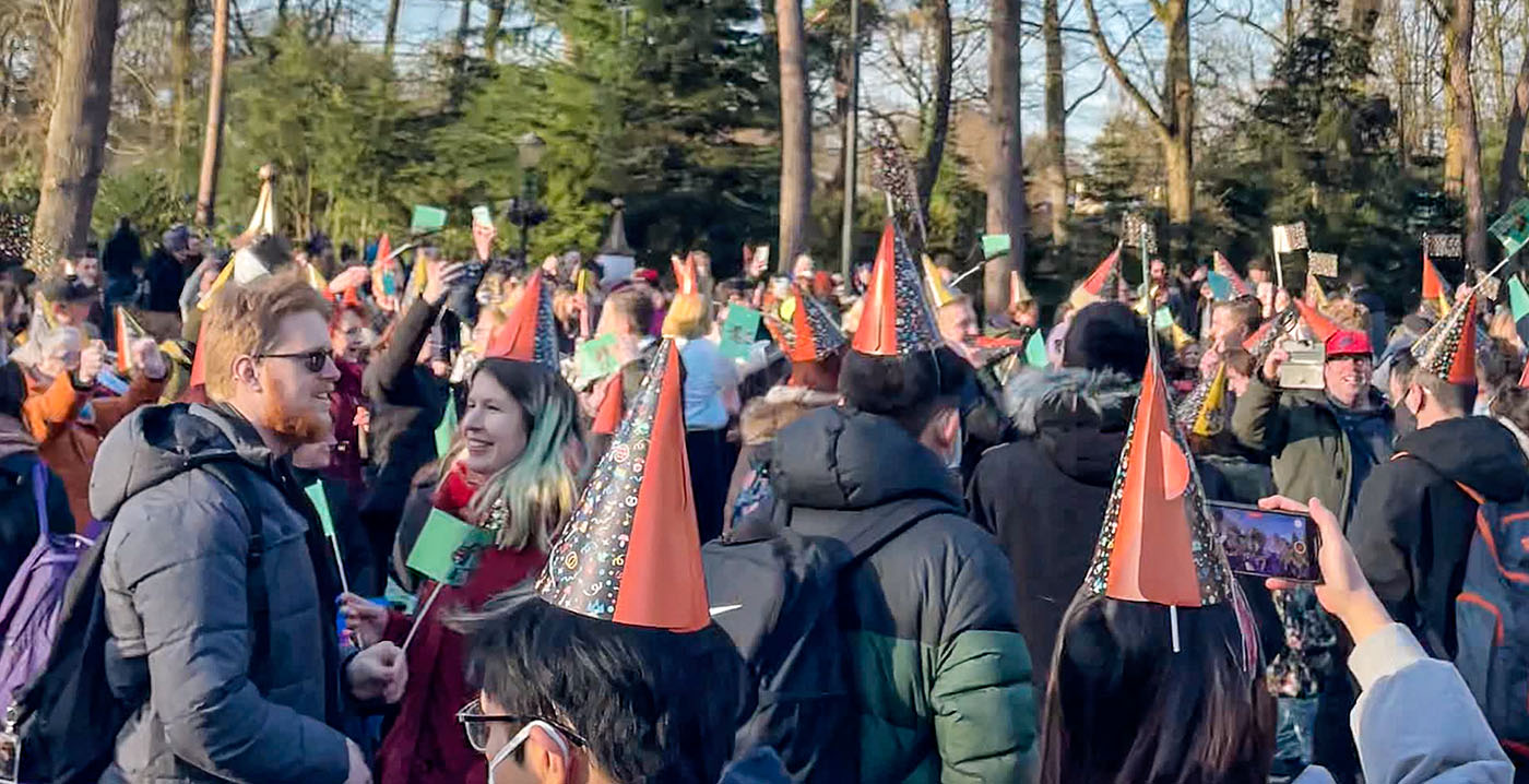 Drukte van belang tijdens feestmoment Efteling: vol plein met hossende menigte