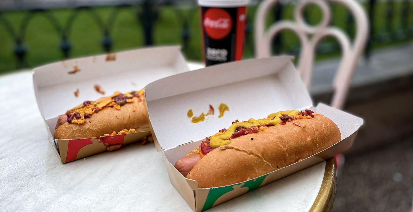 Nieuwe menukaart voor hotdogzaak Disneyland Paris: hotdogs met nacho's of bacon