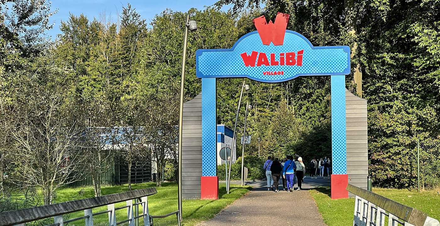 Grote poort Walibi Holland omgewaaid tijdens krachtige storm