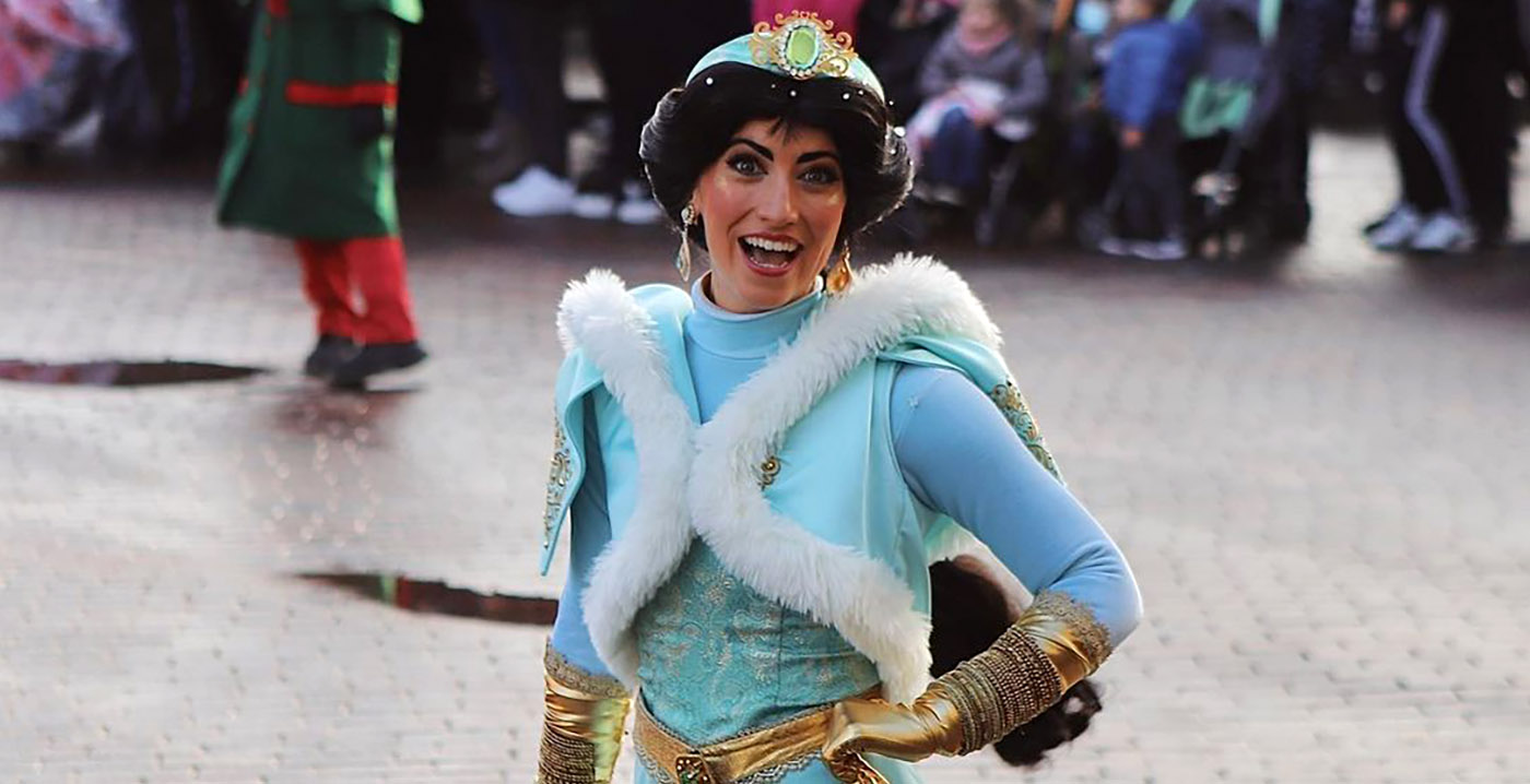 Kritiek op witte actrice die Jasmine speelt in Disneyland Paris: 'Dit is níet oké'