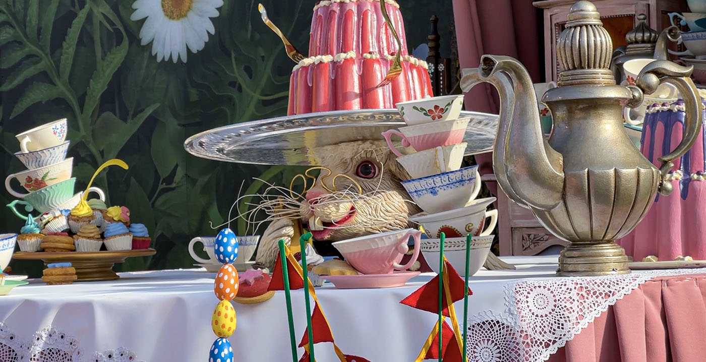 Video: Efteling brengt verhaal van Alice in Wonderland tot leven op festivalweide