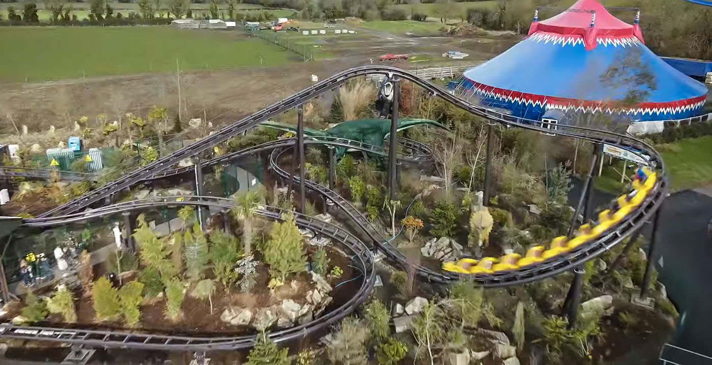 Video: pretpark in Ierland opent nieuwe dino-achtbaan