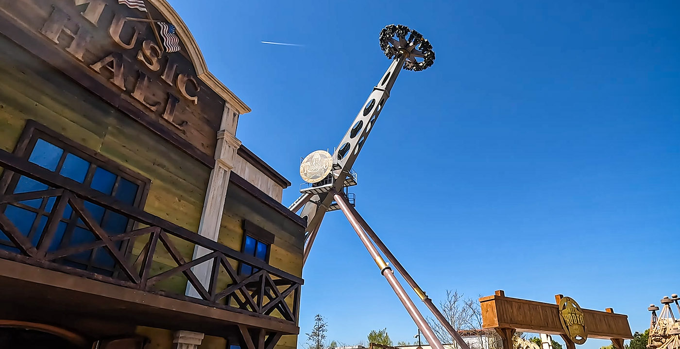 Italiaans pretpark opent tientallen meters hoge frisbee-attractie Wild Rodeo