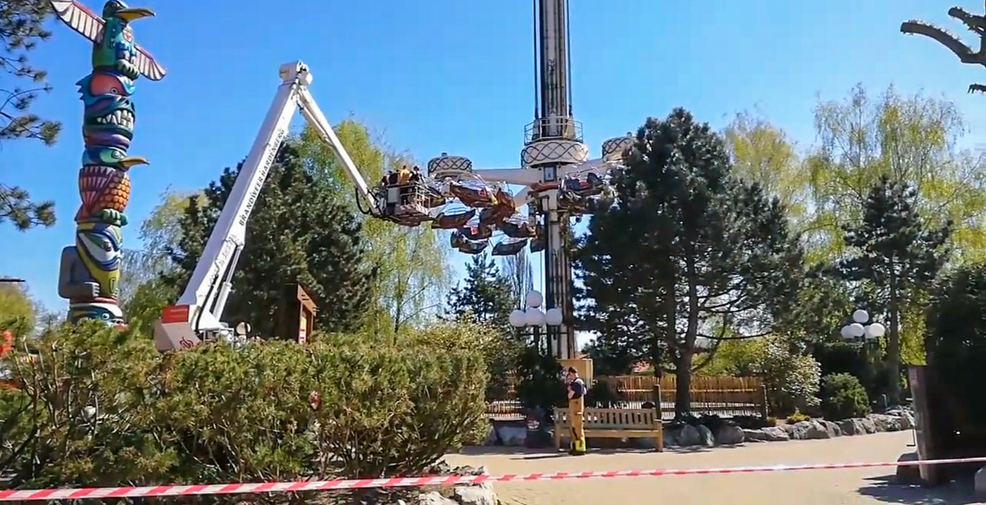 Video: bezoekers Attractiepark Slagharen zitten twee uur vast in The Eagle