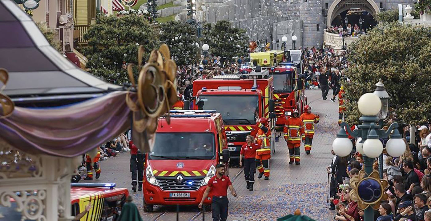 Parade met beveiligers en brandweerlieden in Disneyland Paris