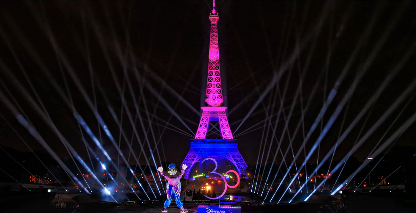 Video: Mickey Mouse presenteert lichtshow bij Eiffeltoren voor jubileum Disneyland Paris