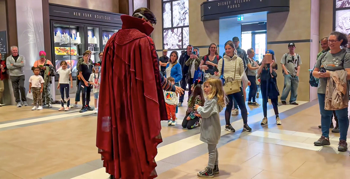 Video: Doctor Strange treedt op in Marvel-hotel Disneyland Paris