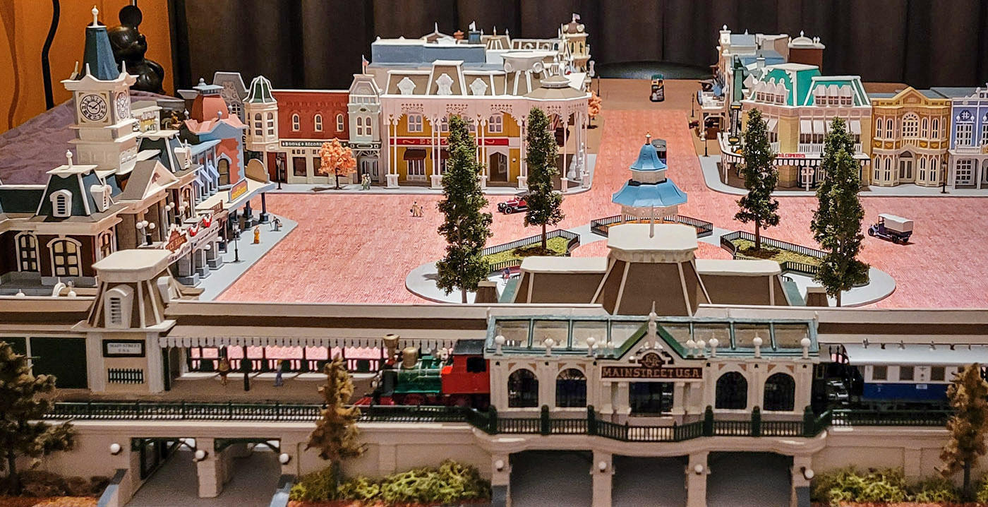A Dutchman (44 years old) recreates Main Street of Disneyland Paris in miniature
