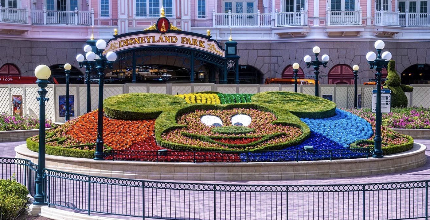 Disneyland Paris verwelkomt bezoekers met regenboogkleuren voor Pride Month