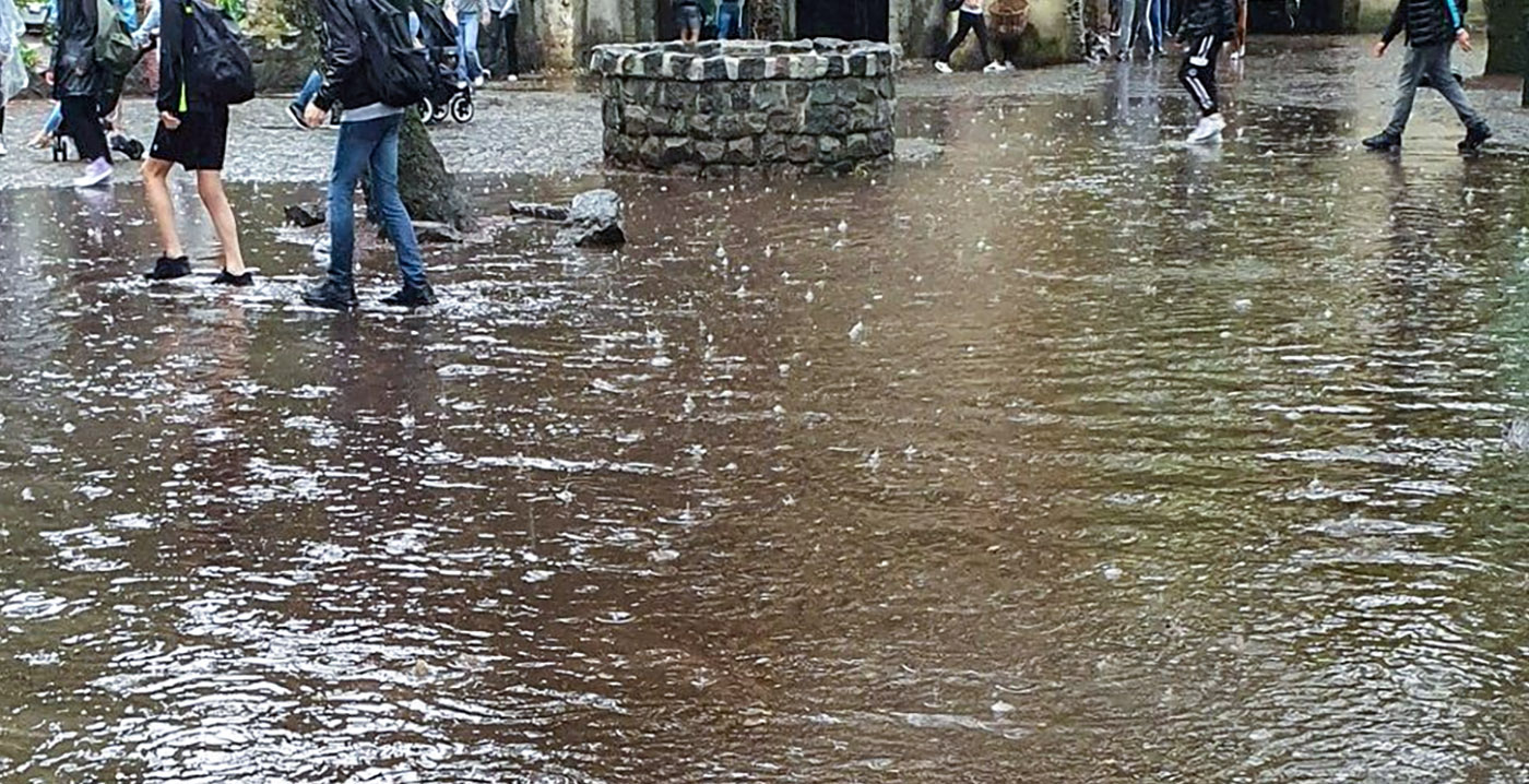 Video: wateroverlast in de Efteling door noodweer