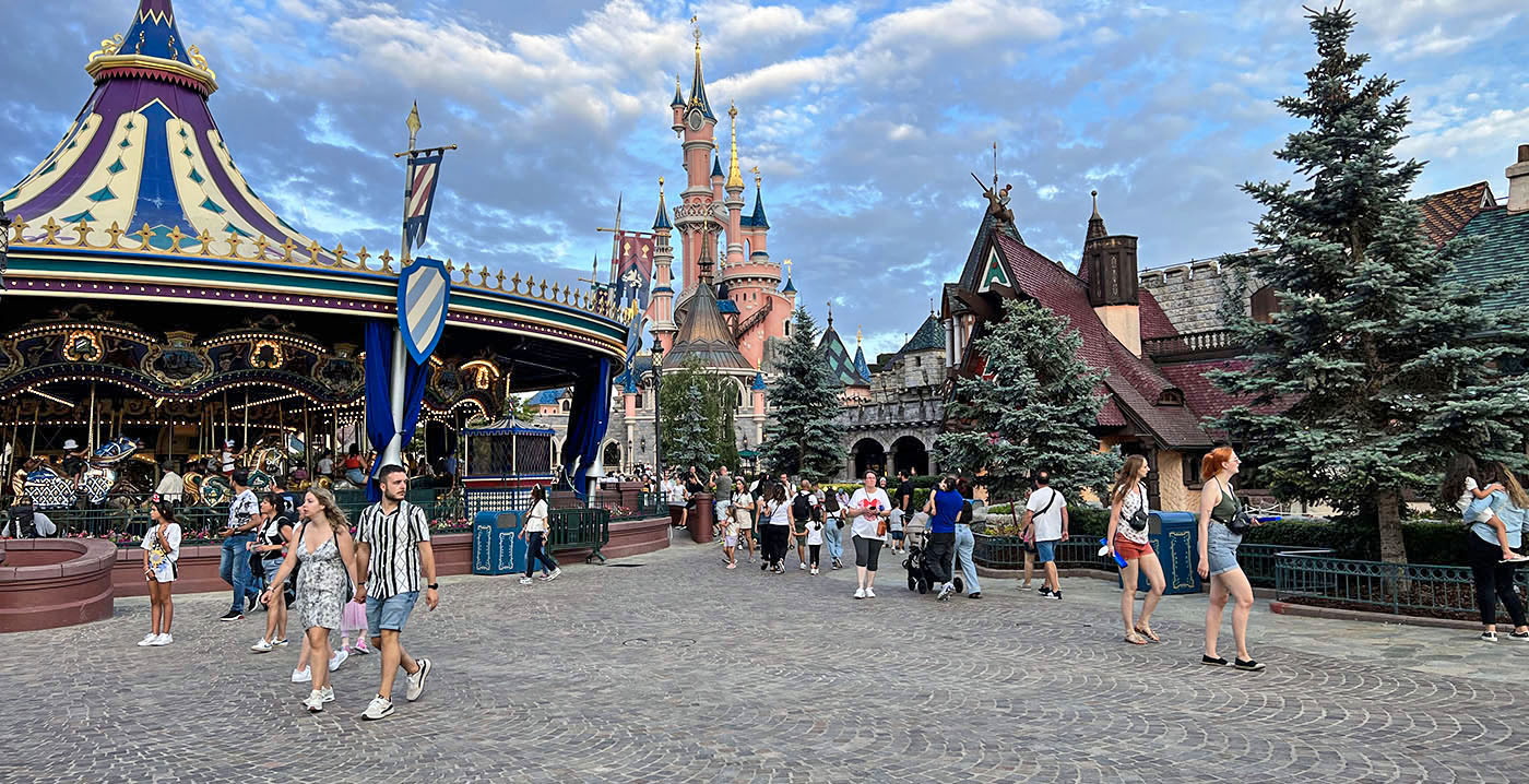 Foto's: Disneyland Paris fleurt Fantasyland op met nieuw straatwerk