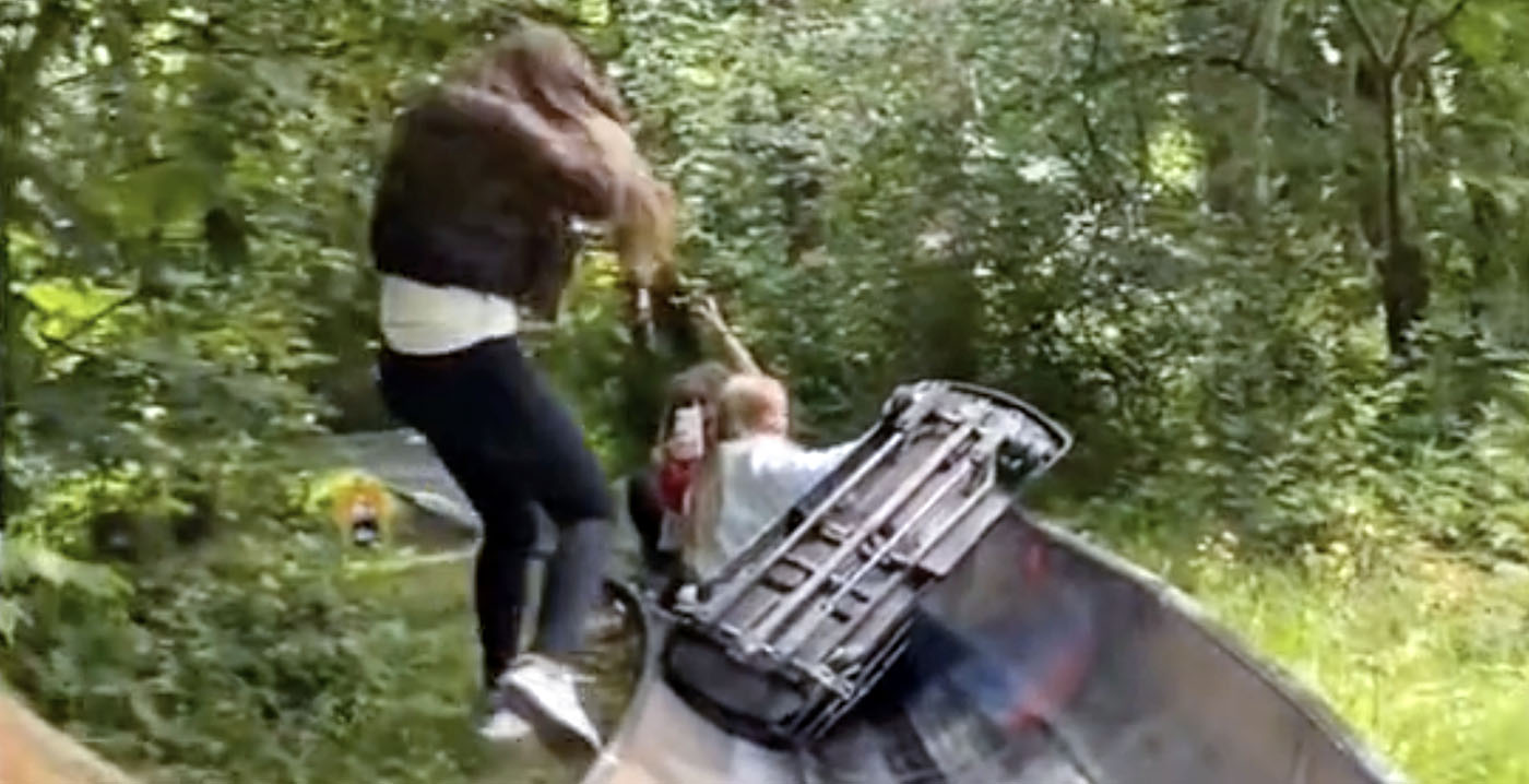 Video: jongeren knallen bovenop elkaar op Rodelbaan in Duinrell