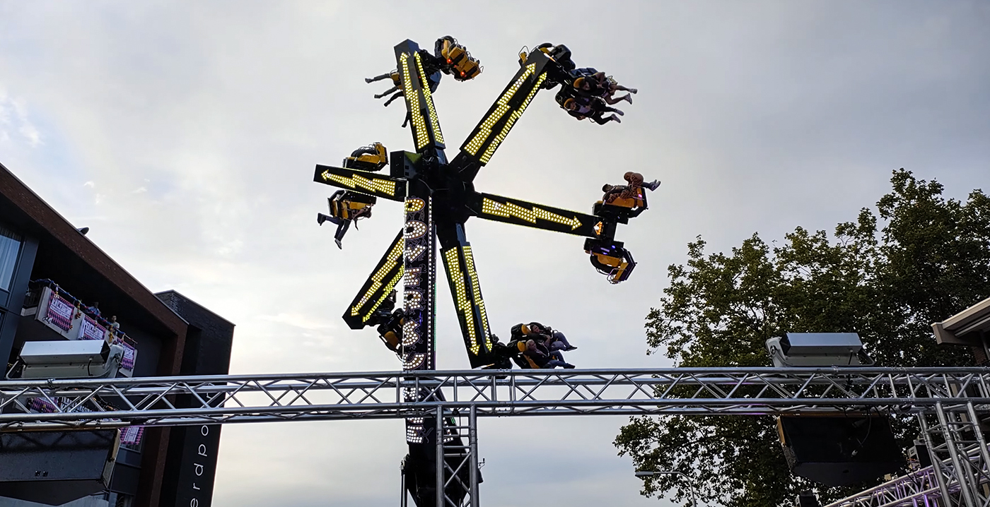 Plotseling een nieuwe attractie op de Tilburgse kermis: Power Surge pakt laatste dagen mee