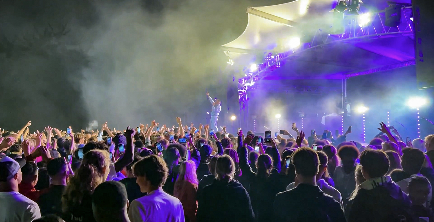 Video: Walibi-bezoekers uit hun dak bij hiphopgroep Broederliefde