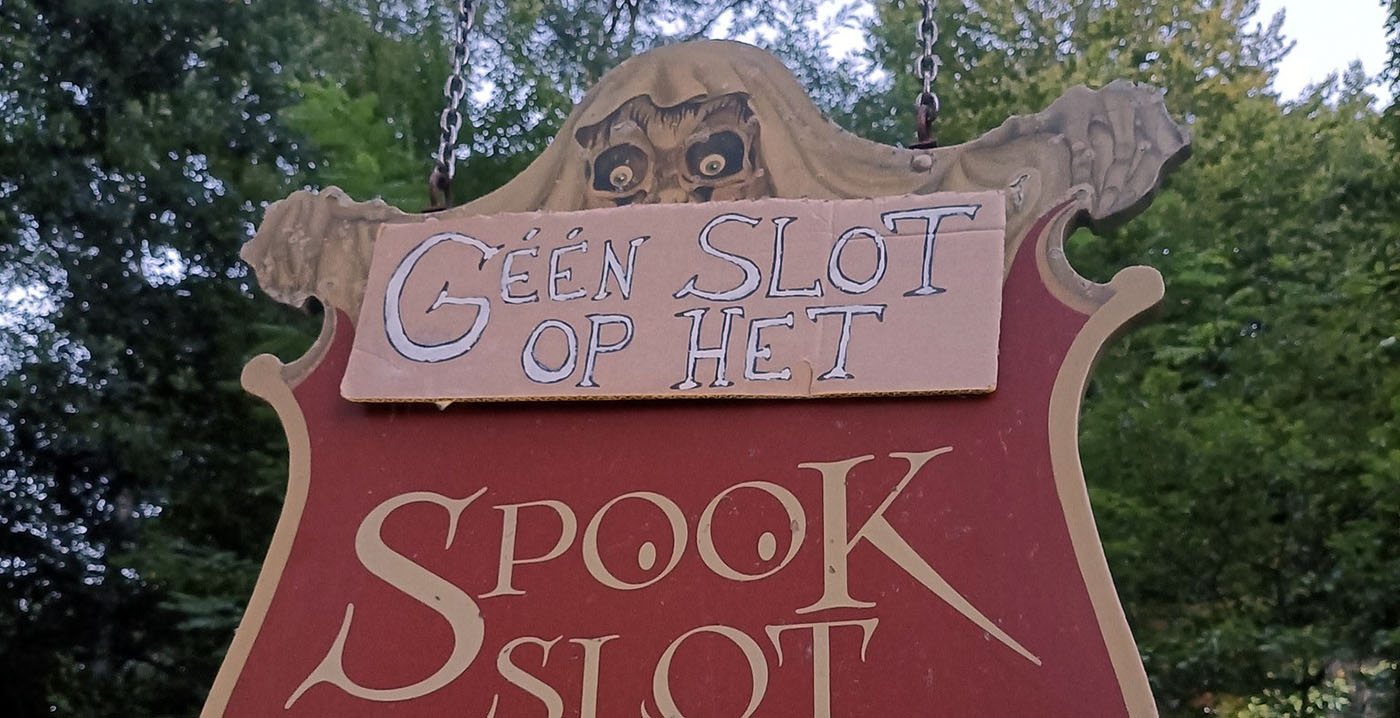 Activist laat protestbord achter in de Efteling: 'Géén slot op het Spookslot'