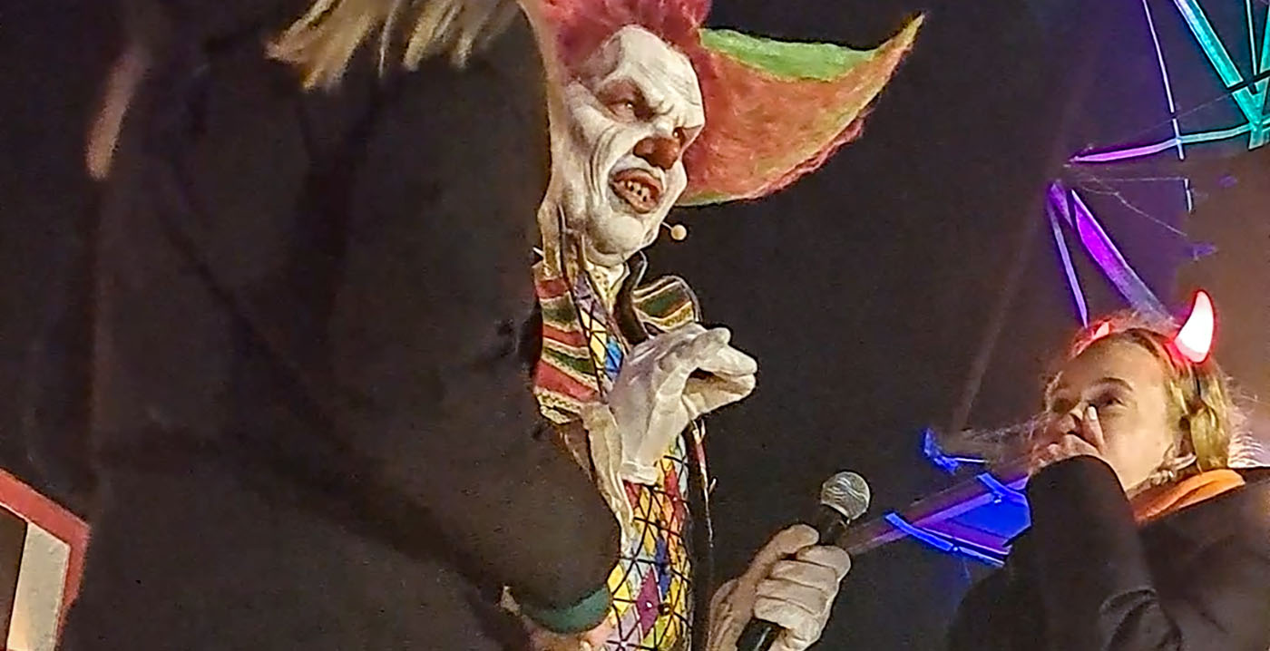 Video: Walibi-bezoekers kunnen kaartjes winnen bij ranzig spel met Eddie de Clown