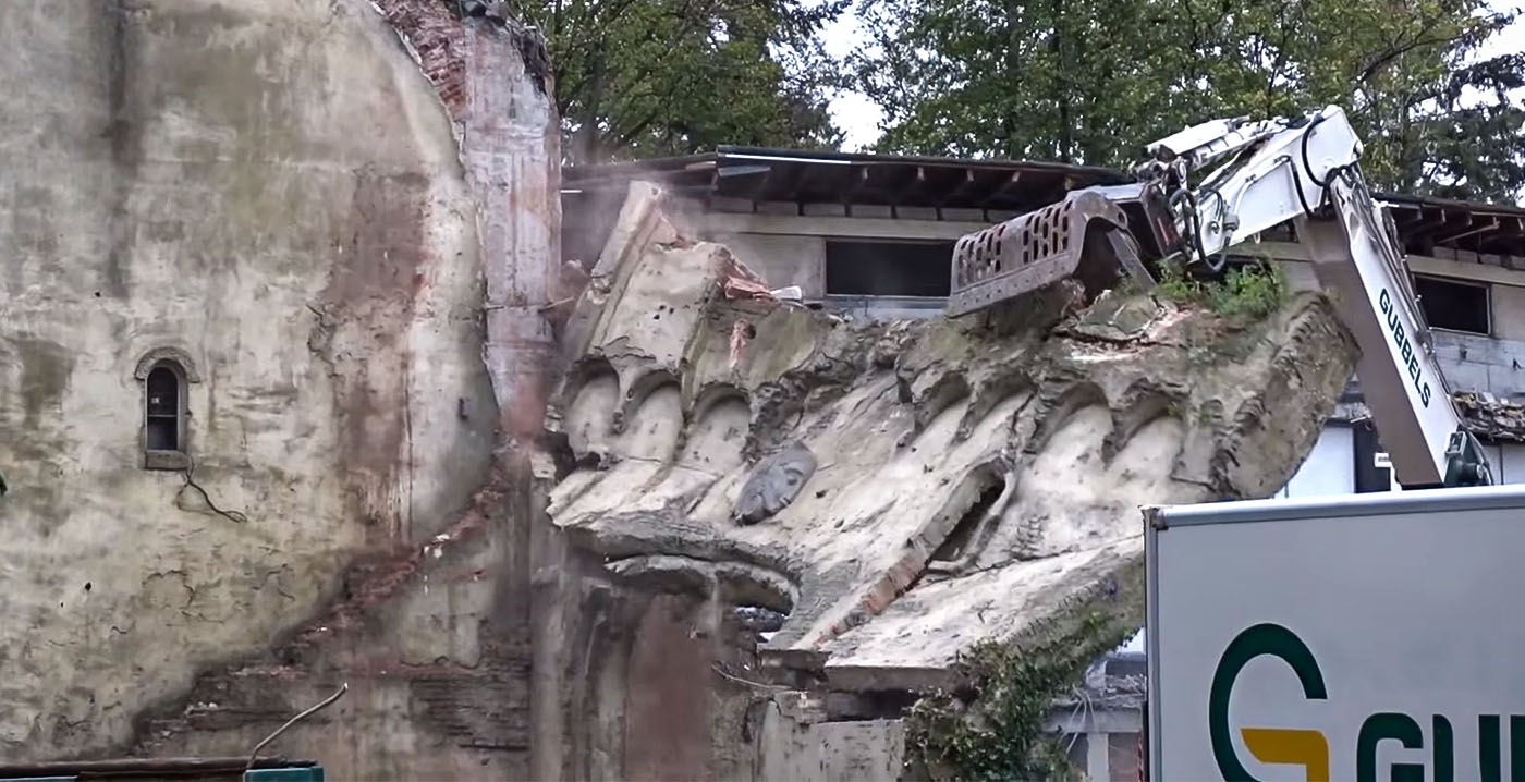 Pijnlijke beelden uit de Efteling: Spookslot-muur gaat tegen de vlakte