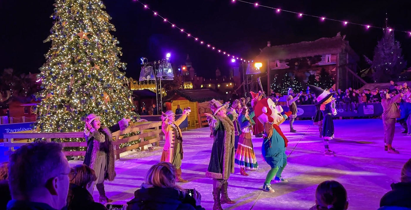 Video: Toverland-karakters samen op het podium in nieuwe slotshow Het Magische Winterfeest