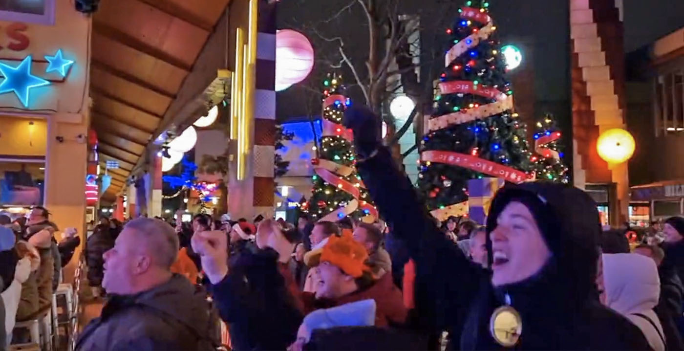 Video: Nederlanders uit hun dak in Disneyland Paris bij WK-doelpunt tegen Argentinië