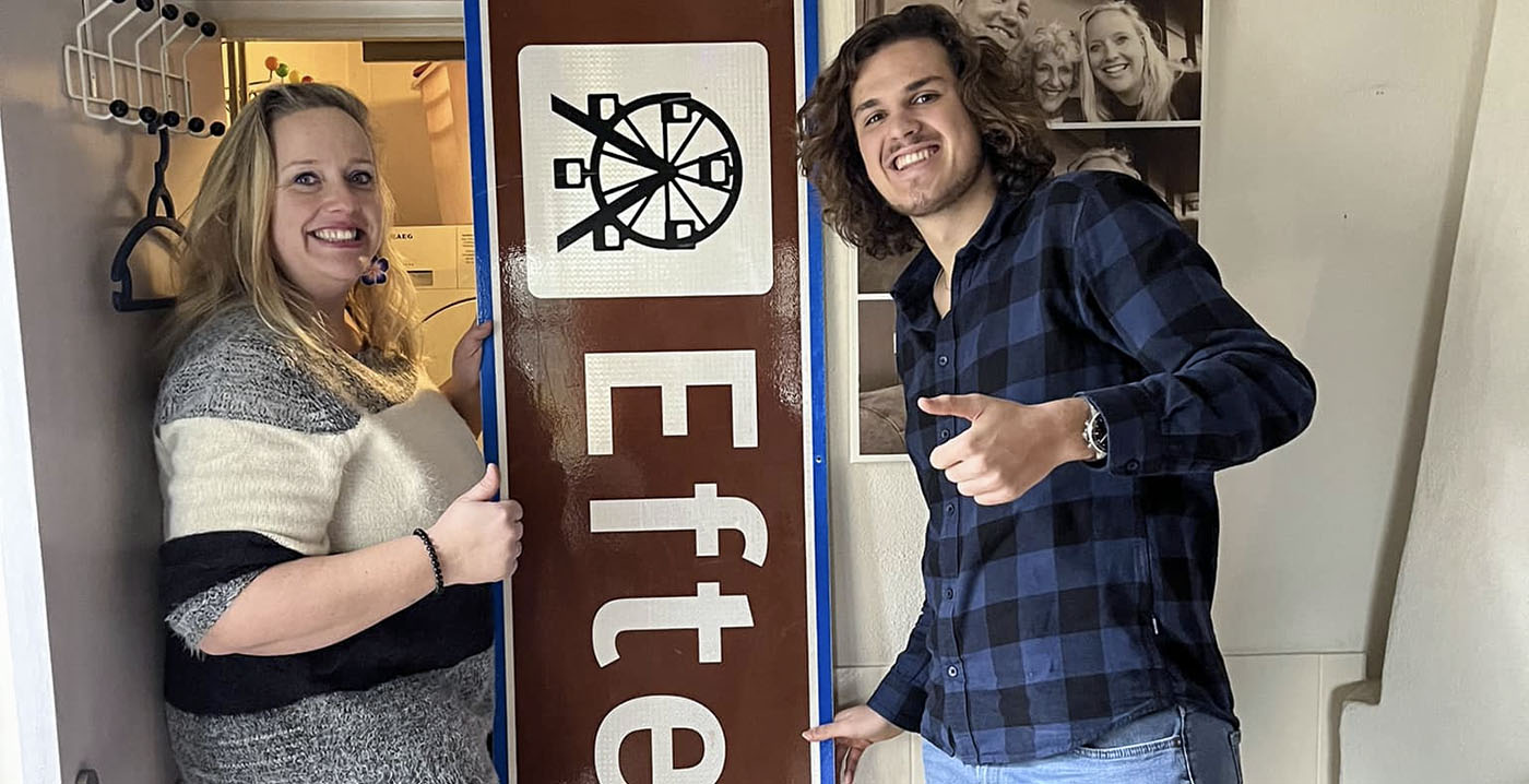 Efteling-fan tikt Efteling-verkeersbord op de kop