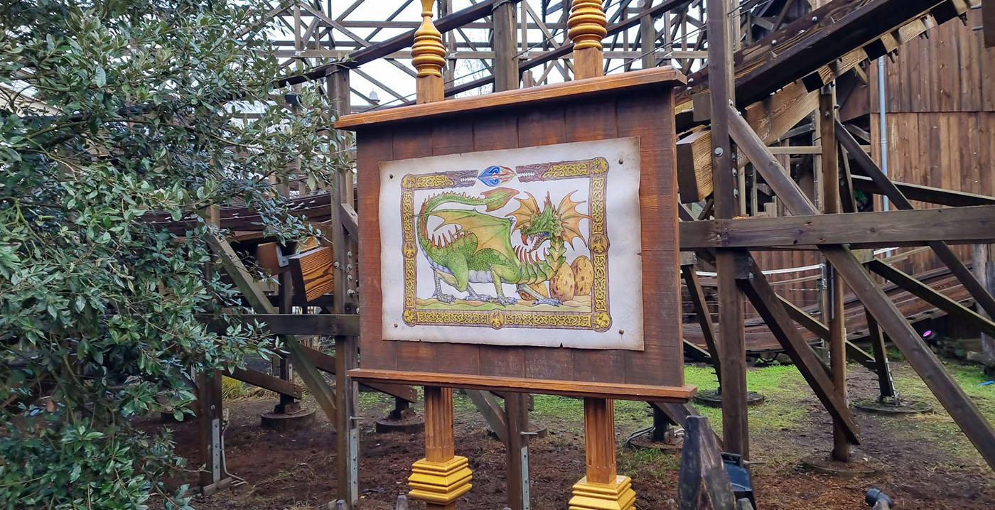 Efteling-achtbaan Joris en de Draak weer open: nieuwe decoraties en opgeknapte draak