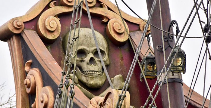 Onderhoud in Disneyland Paris: piratenschip na vier jaar alweer verwaarloosd