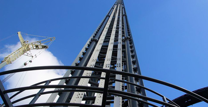 Foto's: Europa's hoogste drop tower staat overeind