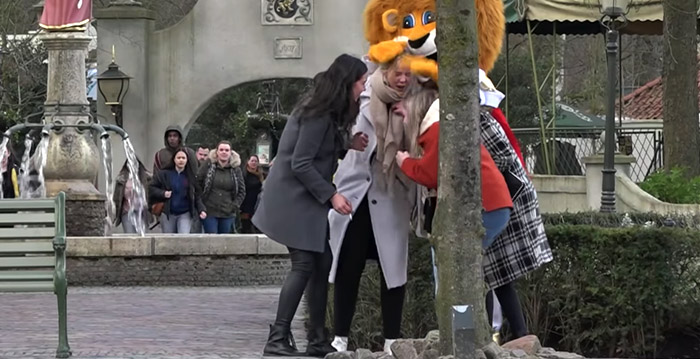 Video: Efteling geeft youtubers toestemming om bezoekers lastig te vallen