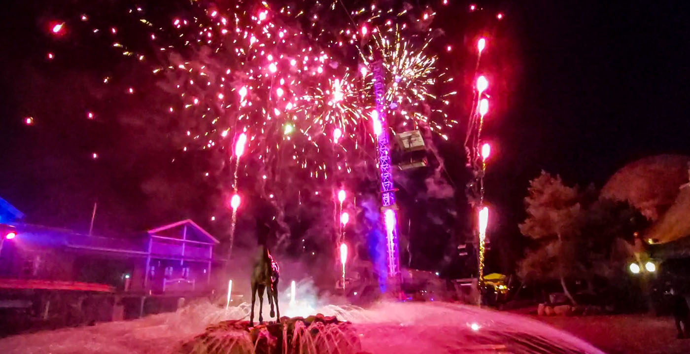 Video: Attractiepark Slagharen trapt 2023 af met muzikale vuurwerkshow