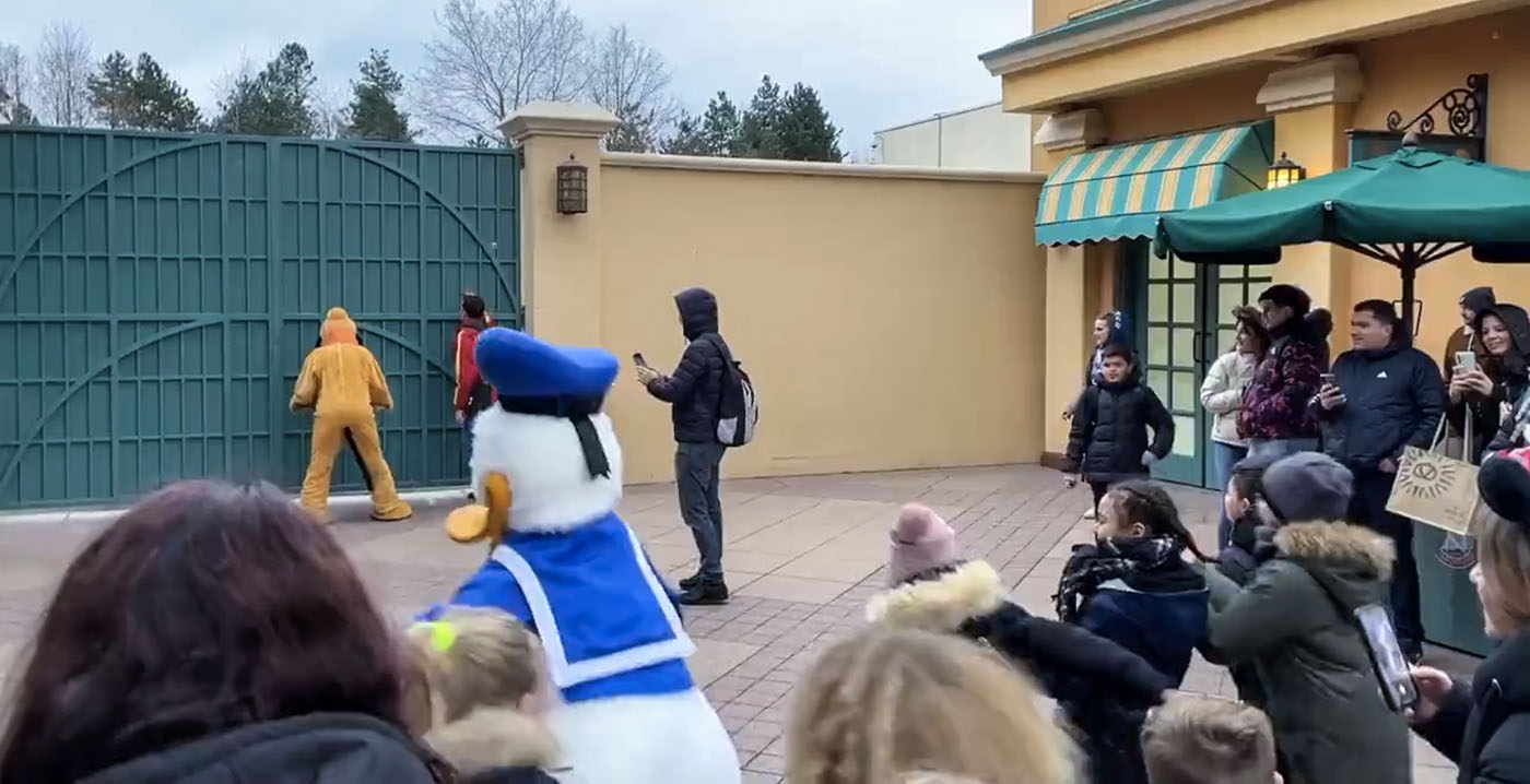 Video: Pluto en Donald Duck spelen Annemaria Koekoek met bezoekers Disneyland Paris