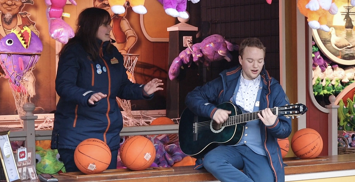 Video: Efteling-medewerkers vermaken voorbijgangers met kerstliedje