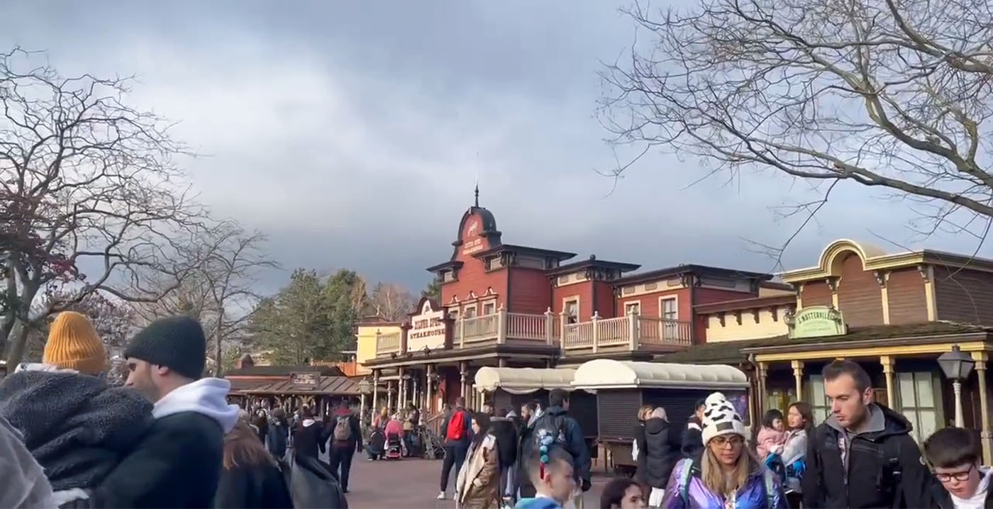 Video: Disneyland Paris waarschuwt bezoekers voor staking met somber omroepbericht