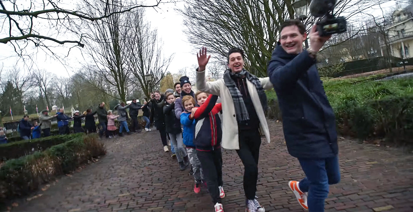 Carnaval in de Efteling: youtuber doet polonaise met tientallen fans