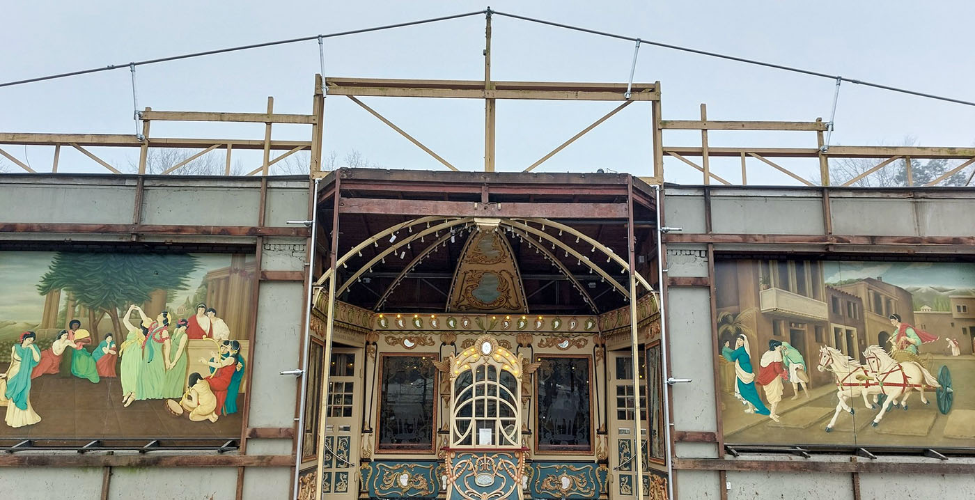 Foto's: volledige gevel van Carrouselpaleis in de Efteling ontmanteld