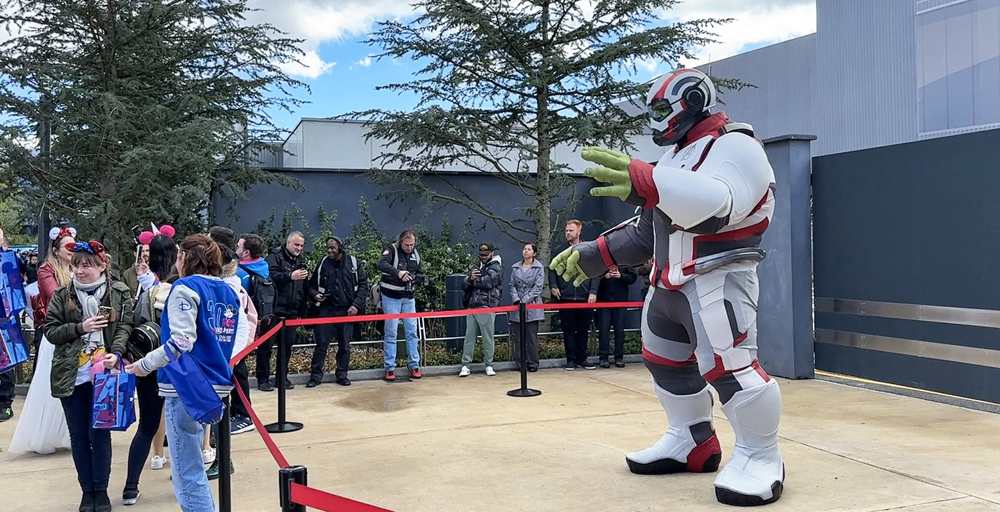 Video: Disneyland Paris verwelkomt levensgrote Marvel-superheld Hulk